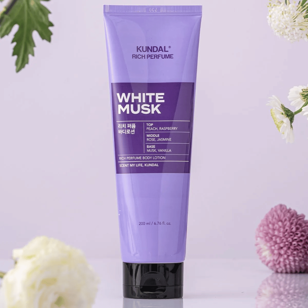 1. KUNDAL Rich Perfume Body Lotion White Musk 200 ml – αρωματισμένη body lotion με λουλούδια στο φόντο