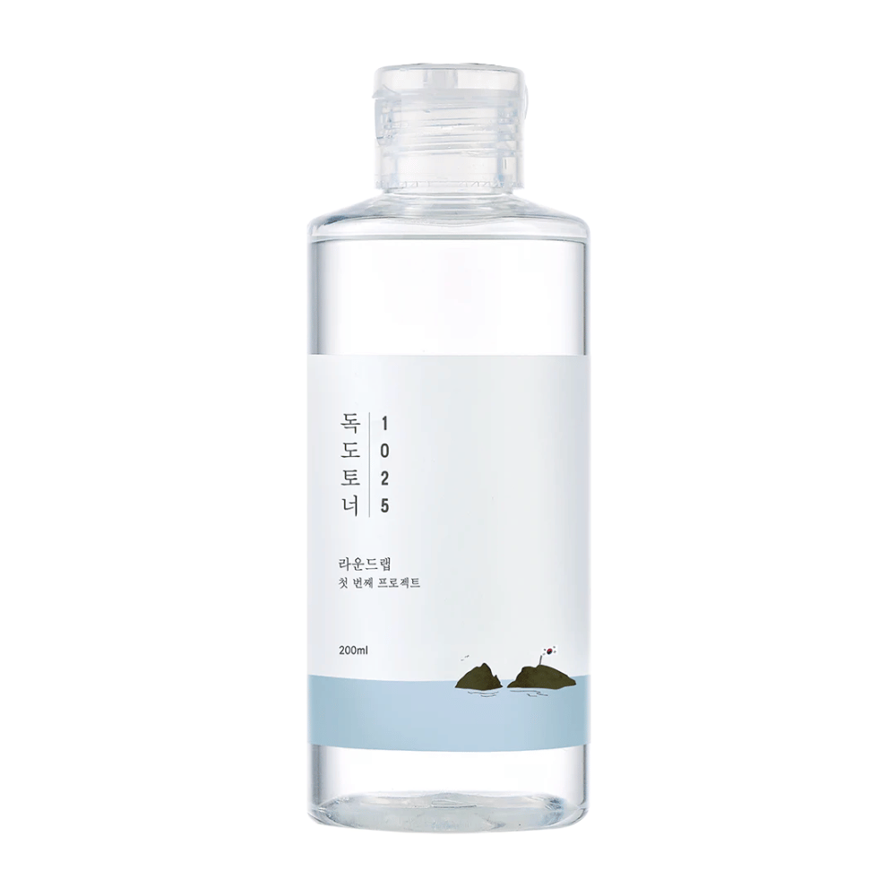 Ένα ανοιχτό μπουκάλι Round Lab 1025 Dokdo Toner με απλό σχεδιασμό και θέμα θάλασσας, σε λευκό φόντο.