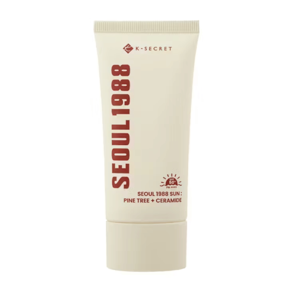SEOUL 1988 Sun Cream συνδυάζει τη δύναμη του φλοιού πεύκου και των κεραμιδών για να προστατεύσει το δέρμα από τον ήλιο (SPF50+ PA++++) ενώ ταυτόχρονα ενυδατώνει και ενισχύει το φραγμό του δέρματος.