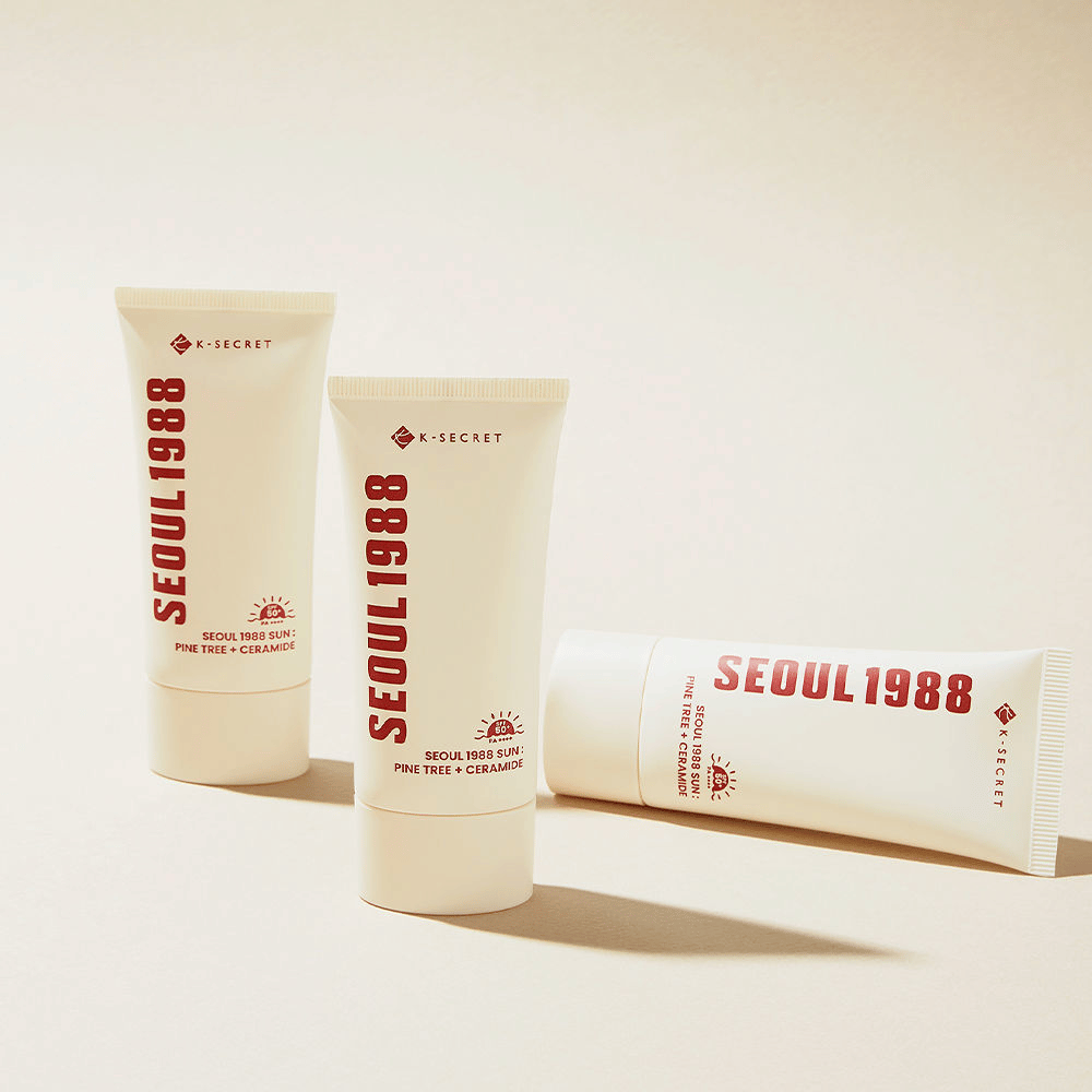SEOUL 1988 Sun Pine Tree + Ceramide είναι μια αντηλιακή κρέμα που προστατεύει από την ακτινοβολία UV ενώ ενισχύει το φραγμό του δέρματος με κεραμίδια και εκχύλισμα από πεύκο.