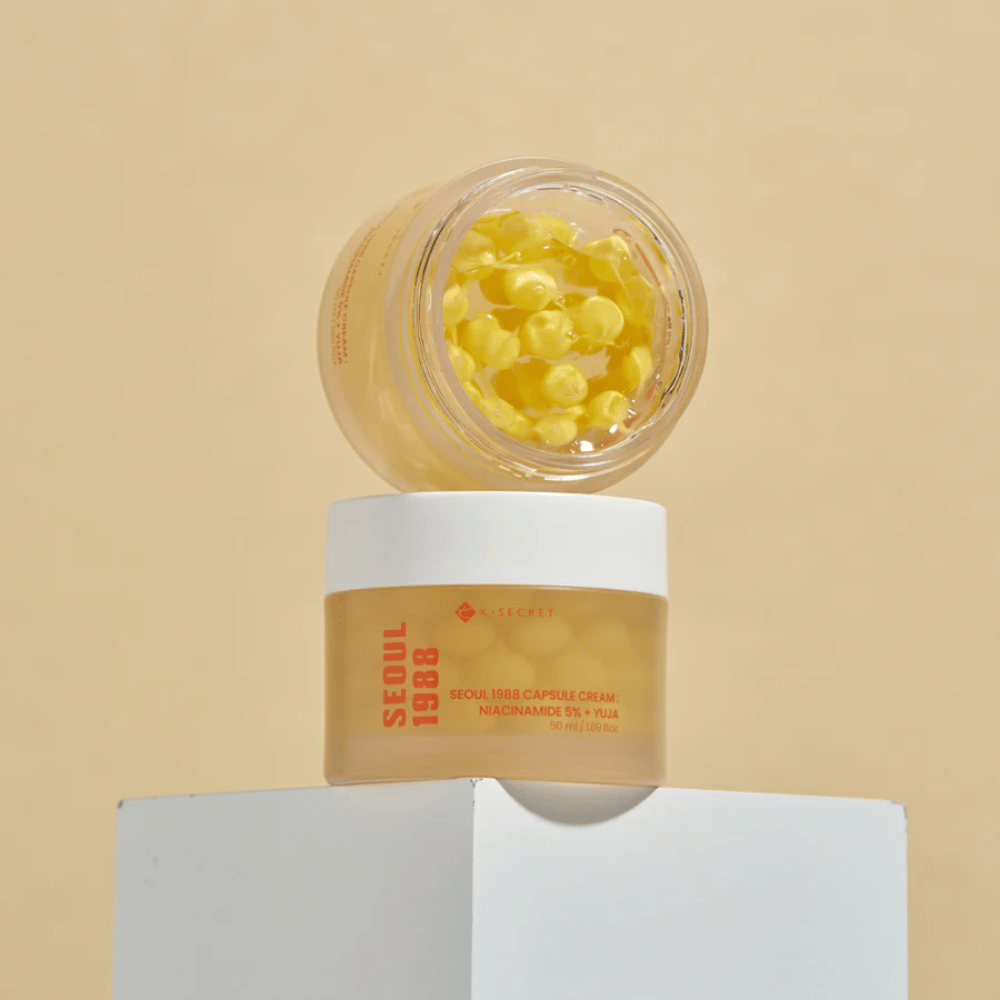 Κομψή παρουσίαση: Δύο βάζα με Seoul 1988 Capsule Cream, ένα ανοιχτό και ένα κλειστό, τοποθετημένα σε μπεζ φόντο.