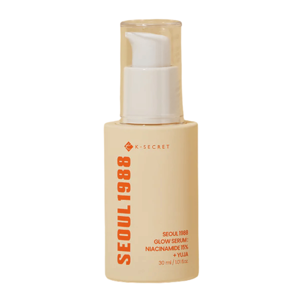 Μπουκάλι με K-SECRET Seoul 1988 Glow Serum Νιασιναμίδη 15% + Yuja, 30 ml, με αντλία και μινιμαλιστικό μπεζ σχέδιο.