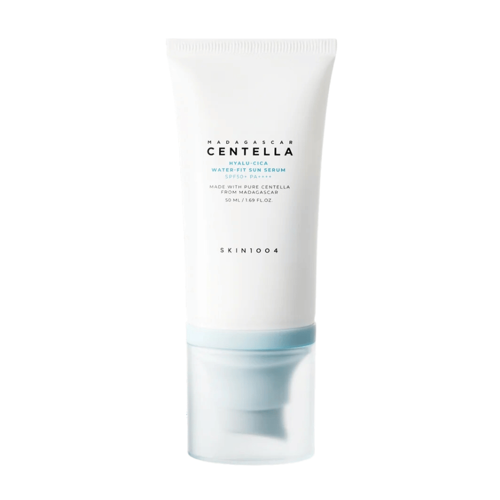 Madagascar Centella Hyalu-Cica Water-Fit Sun Serum 50ml από SKIN1004 προστατεύει από τις ακτίνες UV ενώ αυξάνει την υγρασία με Madagascar Centella.