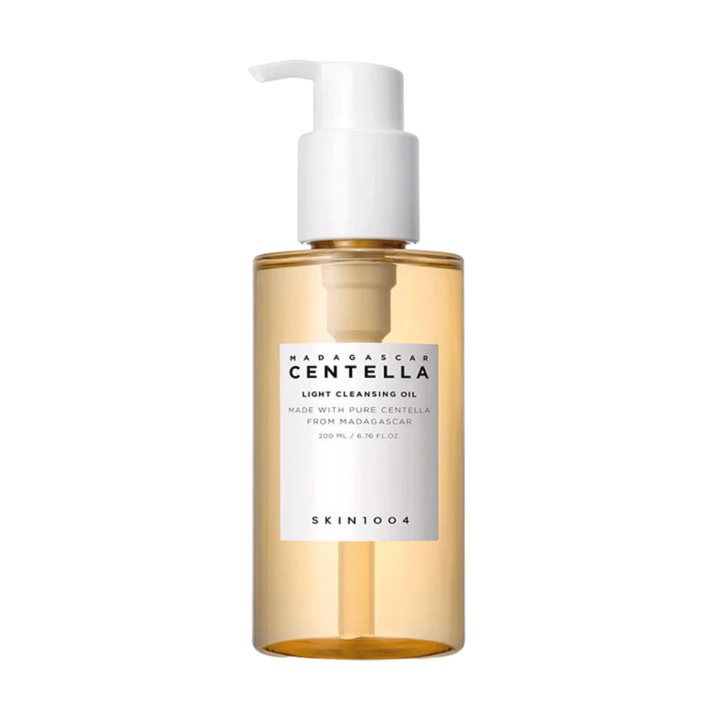 Ένα μπουκάλι Madagascar Centella Light Cleansing Oil 200ml από SKIN1004 σε λευκό φόντο, για καθαρισμό και περιποίηση δέρματος.