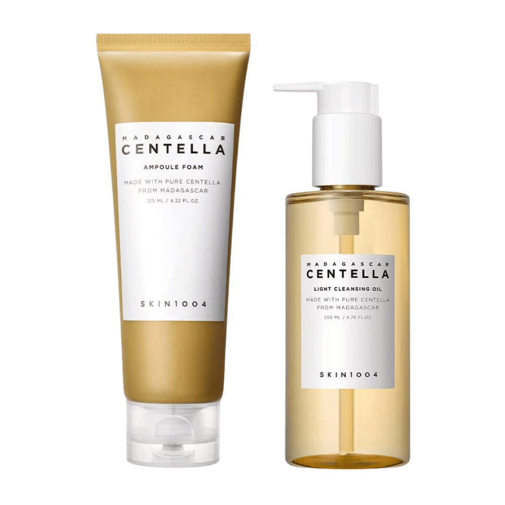 SKIN1004 Madagascar Centella Double Cleansing Duo Set με Ampoule Foam σε καφέ σωλήνα και Cleansing Oil σε διαφανές μπουκάλι με αντλία, και τα δύο με μινιμαλιστική λευκή ετικέτα.