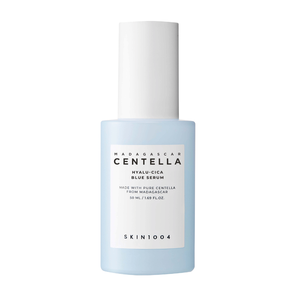 Ένα μπουκάλι SKIN1004 Madagascar Centella Hyalu-Cica Blue Serum με μια ανοιχτόχρωμη μπλε ετικέτα και λευκό πώμα σε καθαρό φόντο.