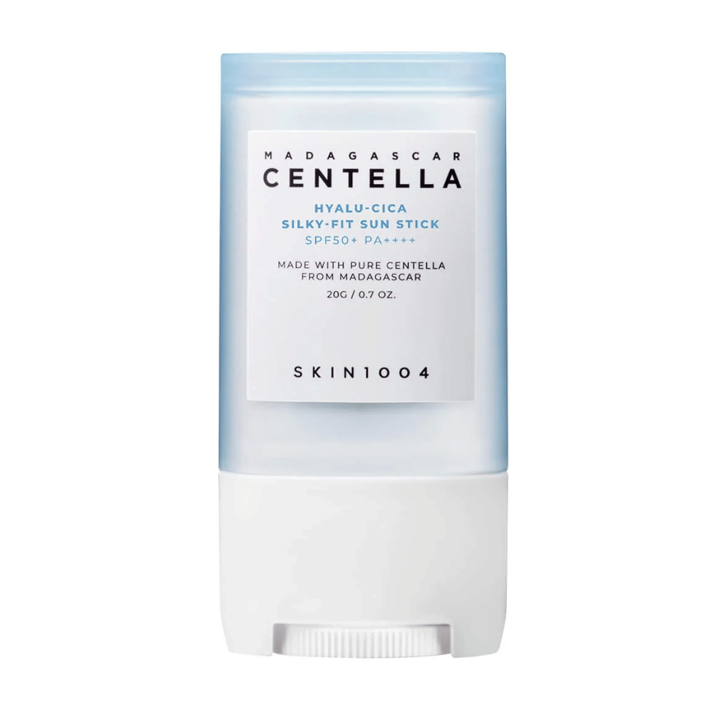 Κλειστό αντηλιακό στικ από SKIN1004, SPF50+, με centella από Μαδαγασκάρη, σε λευκό φόντο.