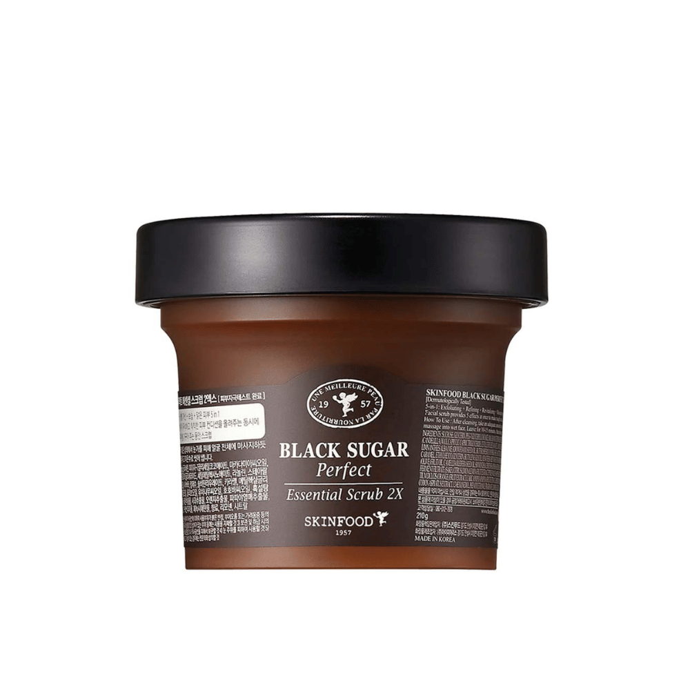 Ένα βάζο SKINFOOD Black Sugar Perfect Essential Scrub 2X 210g σε λευκό φόντο.