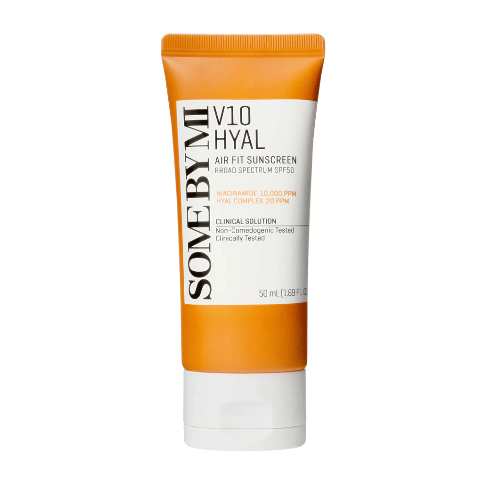 SOME BY MI V10 Hyal Air Fit Sunscreen SPF50 παρέχει ευρύ φάσμα προστασίας UV. Περιέχει 10,000 PPM νιασιναμίδη και 20 PPM σύμπλεγμα υαλουρονικού οξέος που ενυδατώνει και φωτίζει το δέρμα. Κλινικά δοκιμασμένο και μη φαγεσωρογόνο, καθιστώντας το ιδανικό για καθημερινή χρήση.