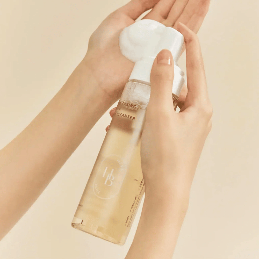 Heveblue Salmon Caring Centella Bubble Cleanser χρησιμοποιείται στο χέρι – ήπιο κορεάτικο καθαριστικό φυσαλίδων που δημιουργεί έναν αφράτο αφρό και βοηθά στον καθαρισμό του δέρματος χωρίς να το ξηραίνει.