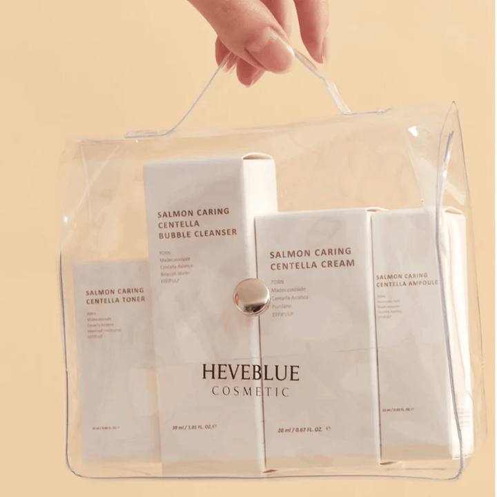 Heveblue Salmon Caring Centella Special Travel Kit νεσεσέρ – πλήρες κορεατικό σετ περιποίησης δέρματος με τόνερ, καθαριστικό, κρέμα και αμπούλα σε διαφανή τσάντα ταξιδιού.