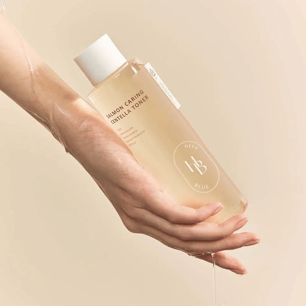Εφαρμογή του Salmon Caring Centella Toner – ενυδατική κορεάτικη τονωτική λοσιόν προσώπου με centella asiatica που ισορροπεί το δέρμα, προσφέρει λάμψη και βελτιώνει την ελαστικότητα του δέρματος.