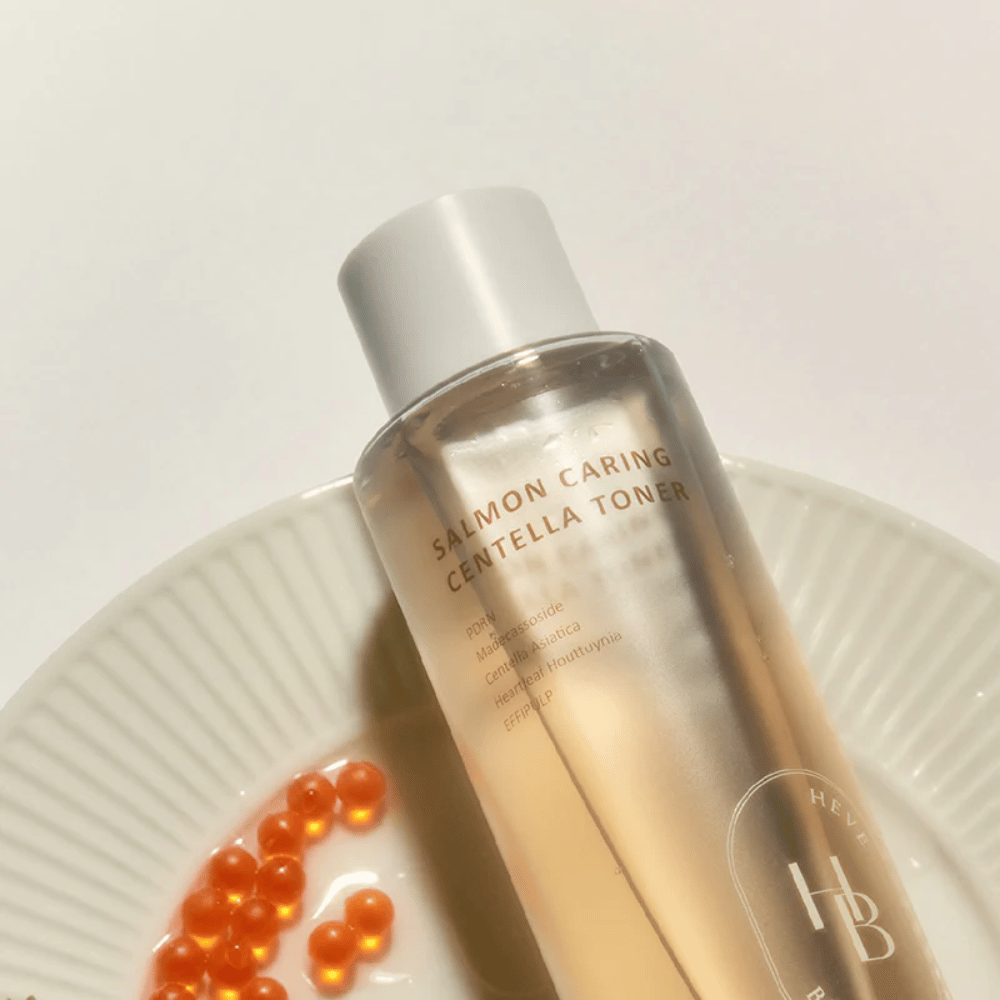 Salmon Caring Centella Toner από Heveblue με περιβάλλον συστατικών εμπνευσμένο από σολωμό – κορεάτικη τονωτική λοσιόν με PDRN και centella που καταπραΰνει το δέρμα, ενισχύει το φράγμα του δέρματος και προσφέρει εντατική ενυδάτωση.