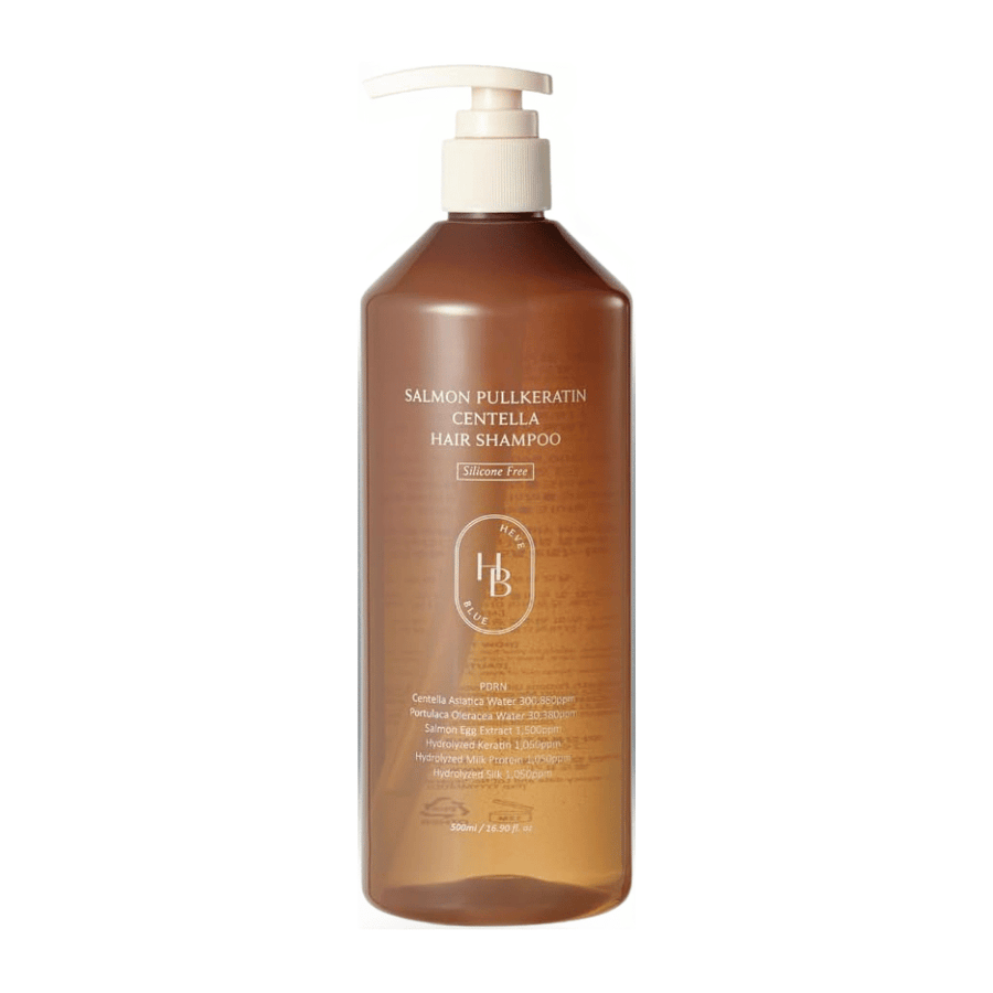 Heveblue Salmon Pullkeratin Centella Hair Shampoo σε διαφανές καφέ μπουκάλι με αντλία σε ανοιχτόχρωμο φόντο. Σαμπουάν με centella, εκχύλισμα σολομού και κερατίνη που βοηθά στον καθαρισμό και την περιποίηση των μαλλιών.