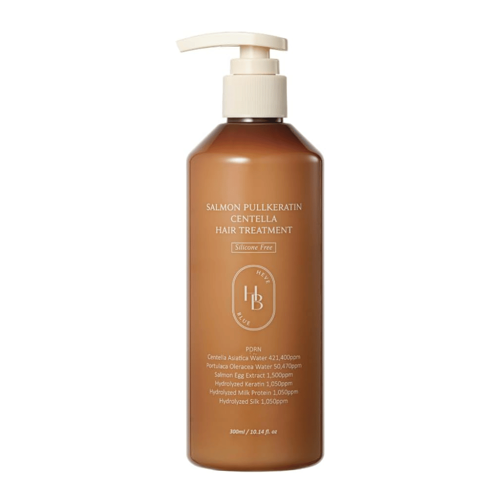Heveblue Salmon Pullkeratin Centella Hair Treatment σε καφέ φιάλη με αντλία σε ανοιχτόχρωμο φόντο. Θεραπεία μαλλιών με centella, εκχύλισμα σολομού, κερατίνη, πρωτεΐνη μεταξιού και πρωτεΐνη γάλακτος για περιποίηση και ενυδάτωση των μαλλιών.