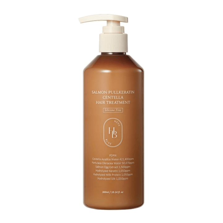 Heveblue Salmon Pullkeratin Centella Hair Treatment σε καφέ φιάλη με αντλία σε ανοιχτόχρωμο φόντο. Θεραπεία μαλλιών με centella, εκχύλισμα σολομού, κερατίνη, πρωτεΐνη μεταξιού και πρωτεΐνη γάλακτος για περιποίηση και ενυδάτωση των μαλλιών.