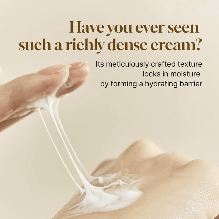 Πλούσια και πυκνή υφή του Salmon Caring Centella Cream που δείχνει πώς η κρέμα σχηματίζει ένα ενυδατικό φράγμα και κλειδώνει την υγρασία στο δέρμα.