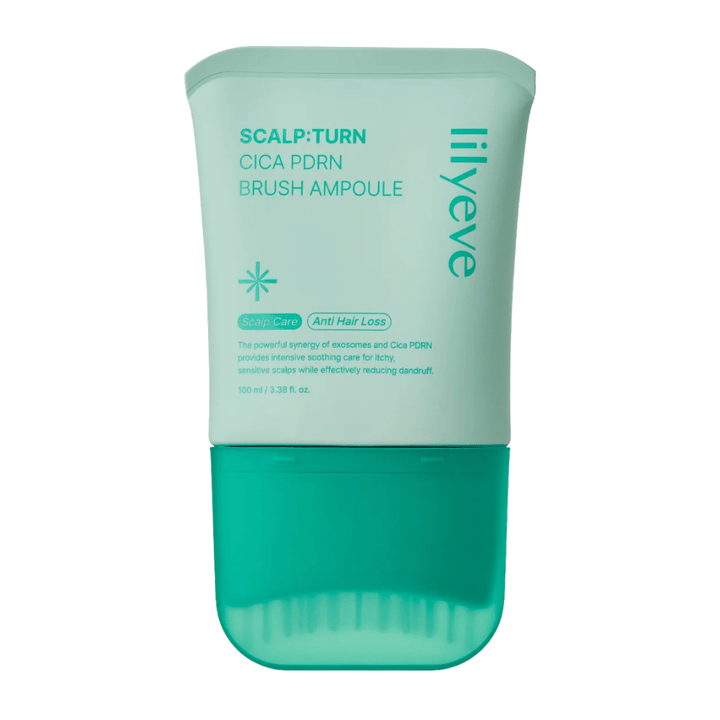 Απομονωμένη εικόνα προϊόντος του LILYEVE Scalp:Turn Cica PDRN Brush Ampoule σε λευκό φόντο. Ο σχεδιασμός δείχνει την τιρκουάζ συσκευασία με ενσωματωμένο εφαρμογέα-βούρτσα για εύκολη εφαρμογή απευθείας στο τριχωτό της κεφαλής.