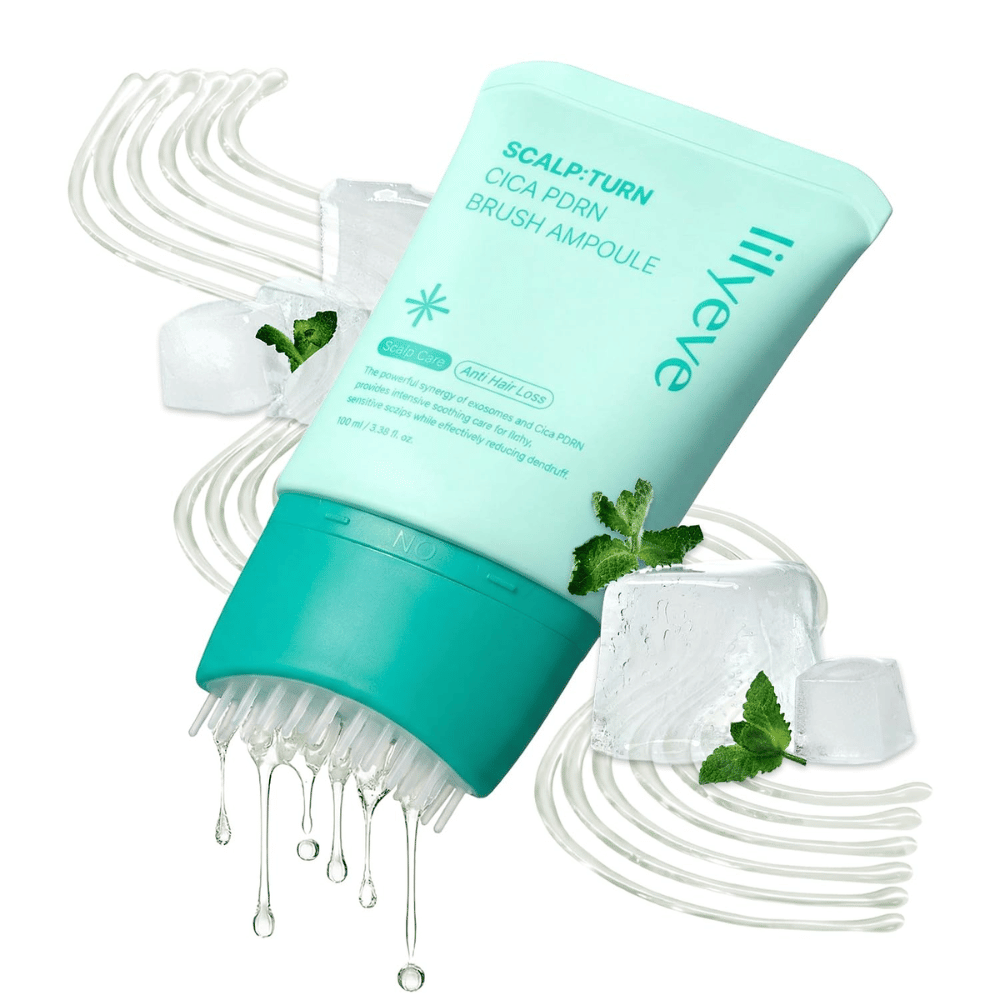 Κοντινό πλάνο του LILYEVE Scalp:Turn Cica PDRN Brush Ampoule μαζί με παγάκια, μέντα και σταγόνες ορού. Η εικόνα αποπνέει μια δροσερή και αναζωογονητική αίσθηση, ενώ παράλληλα αναδεικνύει τον μοναδικό εφαρμογέα-βούρτσα.