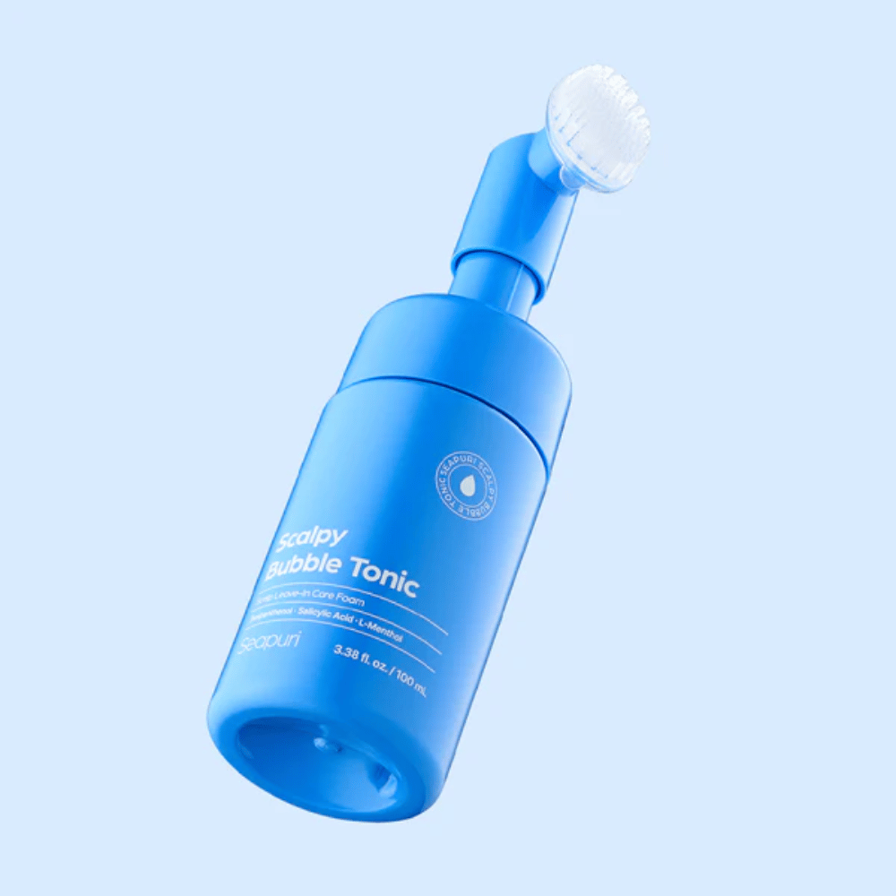 Καλαίσθητη εικόνα προϊόντος του Seapuri Scalpy Bubble Tonic σε ανοιχτό μπλε φόντο που αναδεικνύει τον μοντέρνο σχεδιασμό και το μοναδικό άκρο βούρτσας για τη φροντίδα του τριχωτού της κεφαλής.