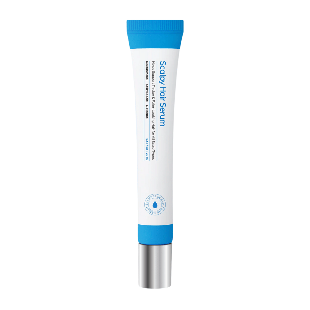 Εικόνα προϊόντος του Seapuri Scalpy Hair Serum σε λευκό και μπλε σωλήνα με μεταλλικό καπάκι. Ορός μαλλιών που ενισχύει τις ρίζες και προάγει την ανάπτυξη.