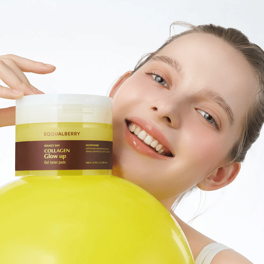 Χαμογελαστό μοντέλο που κρατάει το Bouncy Day Collagen Glow up Gel Toner Pads, το οποίο βοηθάει να δώσει μια νεανική λάμψη και σφριγηλότητα με χαμηλού μοριακού βάρους κολλαγόνο και γλουταθειόνη.