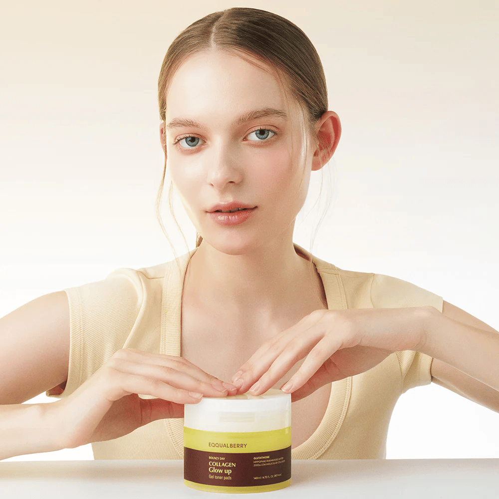 Μοντέλο που κρατάει το Bouncy Day Collagen Glow up Gel Toner Pads, το οποίο ενυδατώνει και προσφέρει μια όμορφη λάμψη με χαμηλού μοριακού βάρους κολλαγόνο και γλουταθειόνη.