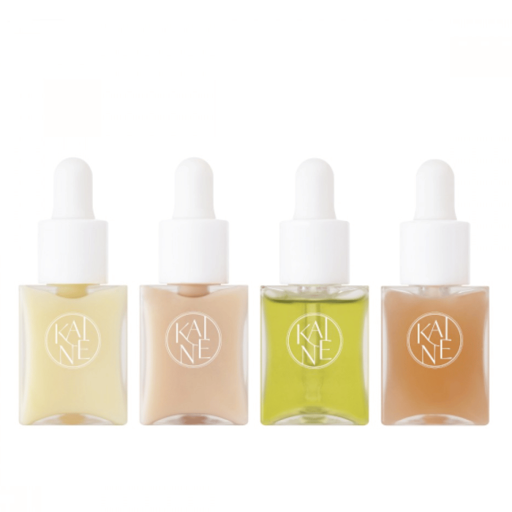Τέσσερα πολύχρωμα μπουκάλια ορού από την KAINÉ Serum Discovery Kit με καπάκι πιπέτας, σχεδιασμένα για να καλύπτουν διάφορες ανάγκες του δέρματος σε μια μινιμαλιστική και κομψή συσκευασία.