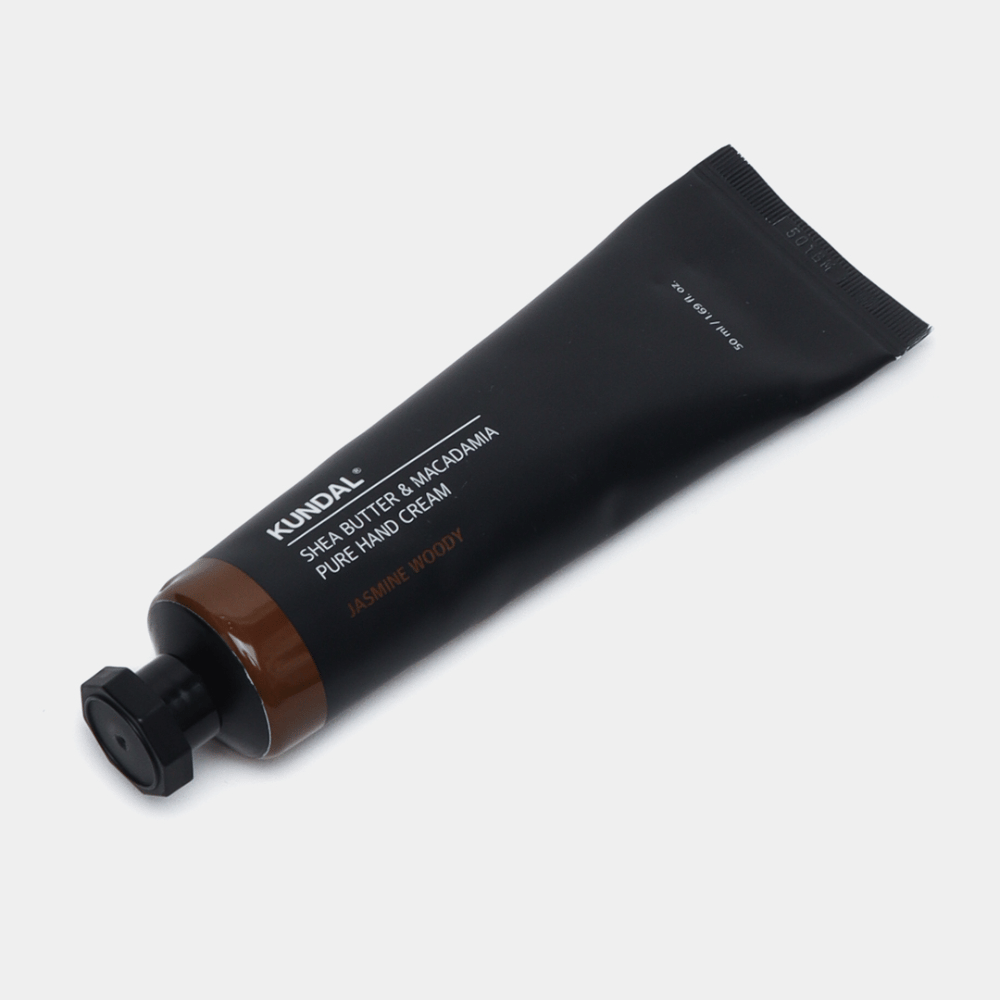 KUNDAL Shea Butter & Macadamia Pure Hand Cream Jasmine Woody – ενυδατική κρέμα χεριών με βούτυρο καριτέ και έλαιο μακαντάμια για απαλά χέρια και ένα ζεστό, λουλουδάτο άρωμα.