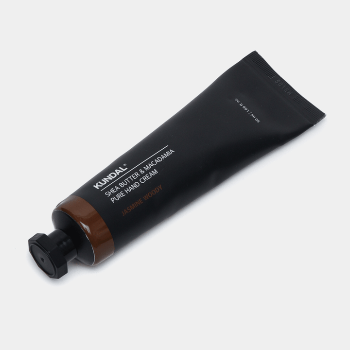 KUNDAL Shea Butter & Macadamia Pure Hand Cream Jasmine Woody – ενυδατική κρέμα χεριών με βούτυρο καριτέ και έλαιο μακαντάμια για απαλά χέρια και ένα ζεστό, λουλουδάτο άρωμα.
