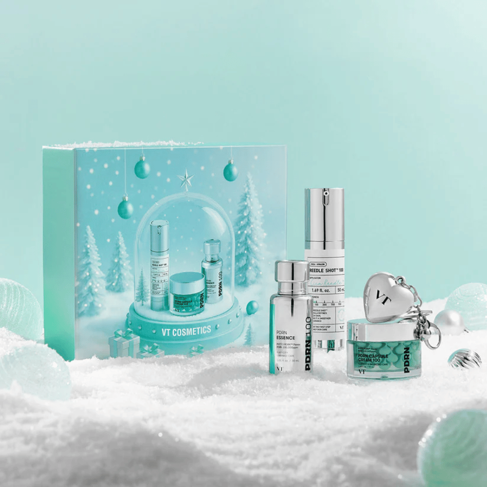 Συσκευασία δώρου από VT Cosmetics με προϊόντα της σειράς PDRN σε χριστουγεννιάτικο σχέδιο χιονόμπαλας – ιδανικό ως δώρο.