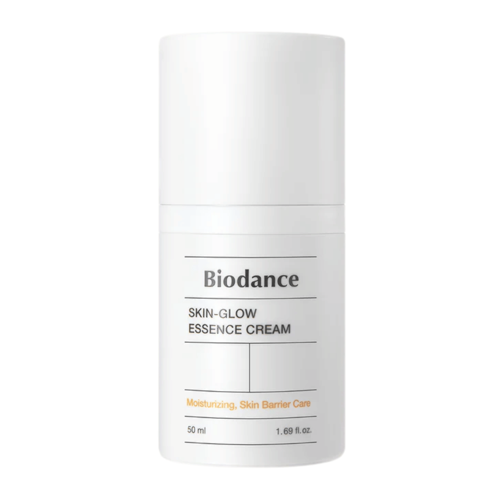 Εικόνα προϊόντος του Biodance Skin-Glow Essence Cream σε λευκή αντλία με μινιμαλιστικό σχεδιασμό. Το κείμενο στη συσκευασία δείχνει ότι η κρέμα παρέχει ενυδάτωση και ενισχύει το φραγμό του δέρματος. Όγκος: 50 ml.
