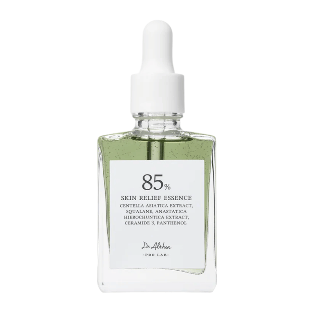 Dr. Althea 85% Skin Relief Essence σε ένα κομψό γυάλινο μπουκάλι με λευκή πιπέτα. Περιέχει centella asiatica, κεραμίδια και πανθενόλη για να καταπραΰνει και να αποκαθιστά το δέρμα.