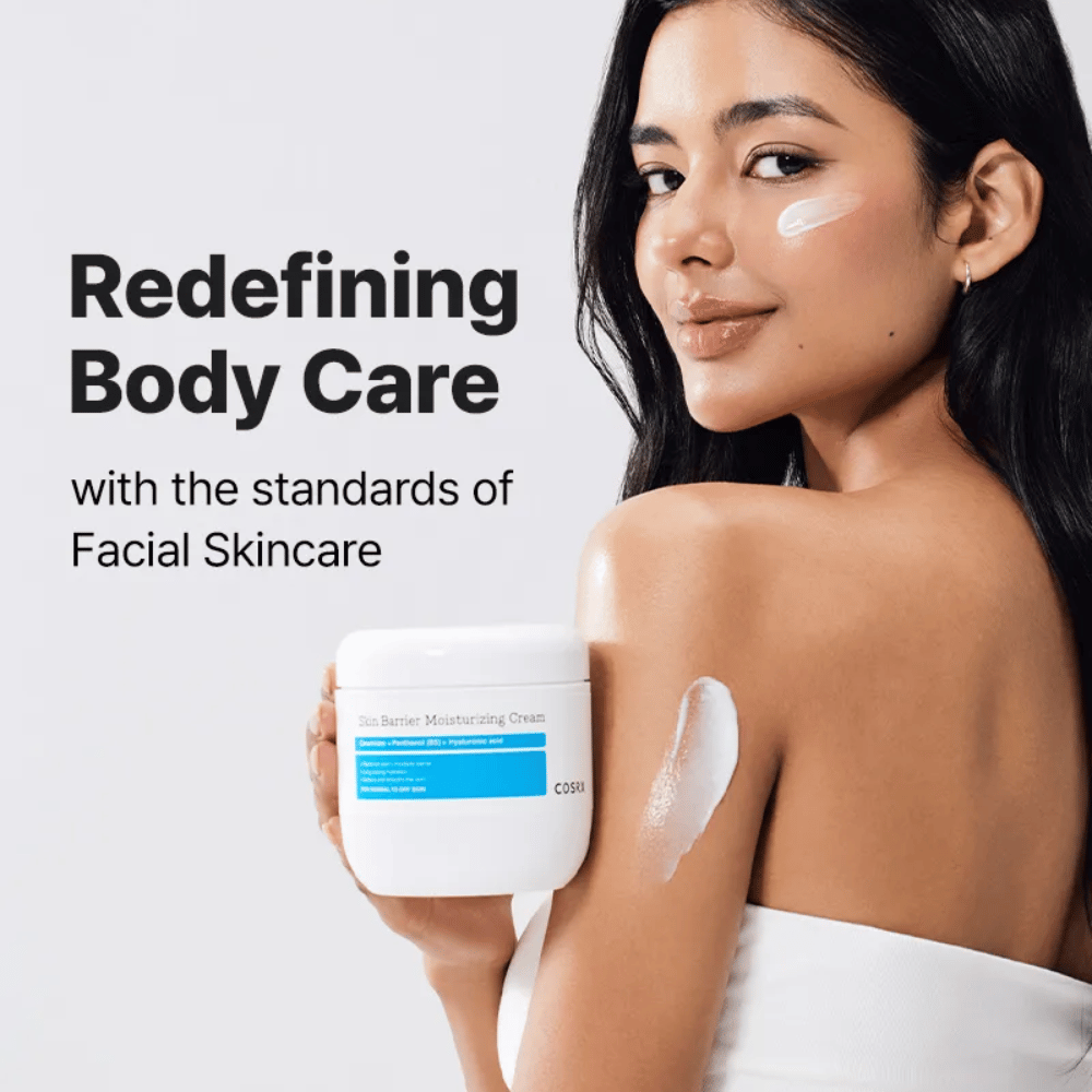 Γυναίκα εφαρμόζει COSRX Skin Barrier Moisturizing Cream – ενυδατική κρέμα σώματος εμπνευσμένη από την περιποίηση προσώπου.