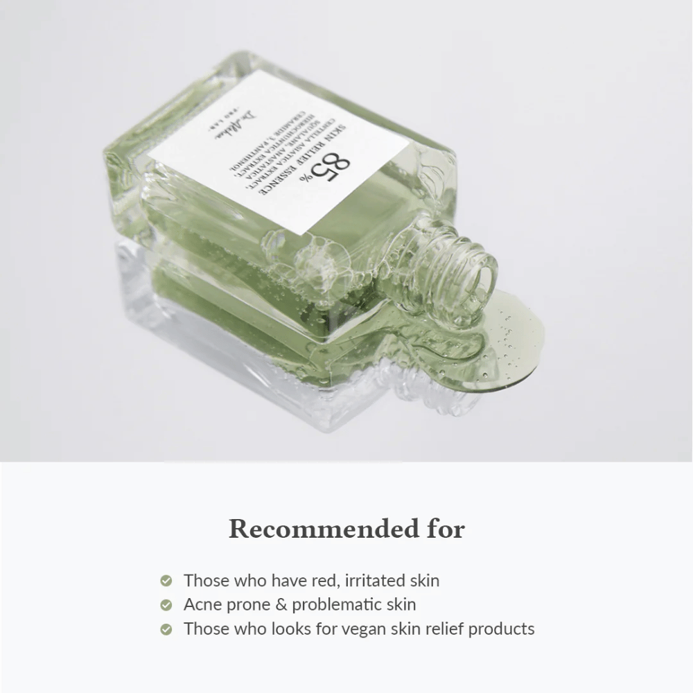 Dr. Althea Skin Relief Essence ξαπλώνει με το προϊόν να χύνεται. Συνιστάται για κόκκινο, ερεθισμένο δέρμα, επιδερμίδα με τάση ακμής και για όσους αναζητούν vegan περιποίηση δέρματος.