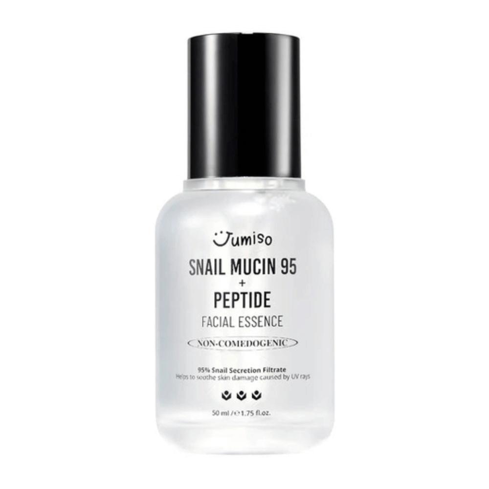 Jumiso Snail Mucin 95 + Peptide Facial Essence σε ένα διαφανές μπουκάλι με μαύρο καπάκι. Καταπραϋντική, ενυδατική και μη φαγεσωρογόνος ουσία με 95% έκκριμα σαλιγκαριού.