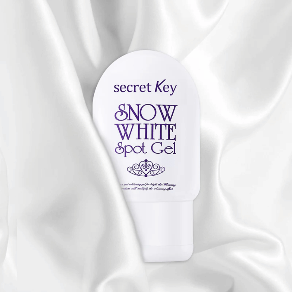 Secret Key Snow White Spot Gel τοποθετημένο σε λευκό φόντο με ύφασμα που μοιάζει με μετάξι.