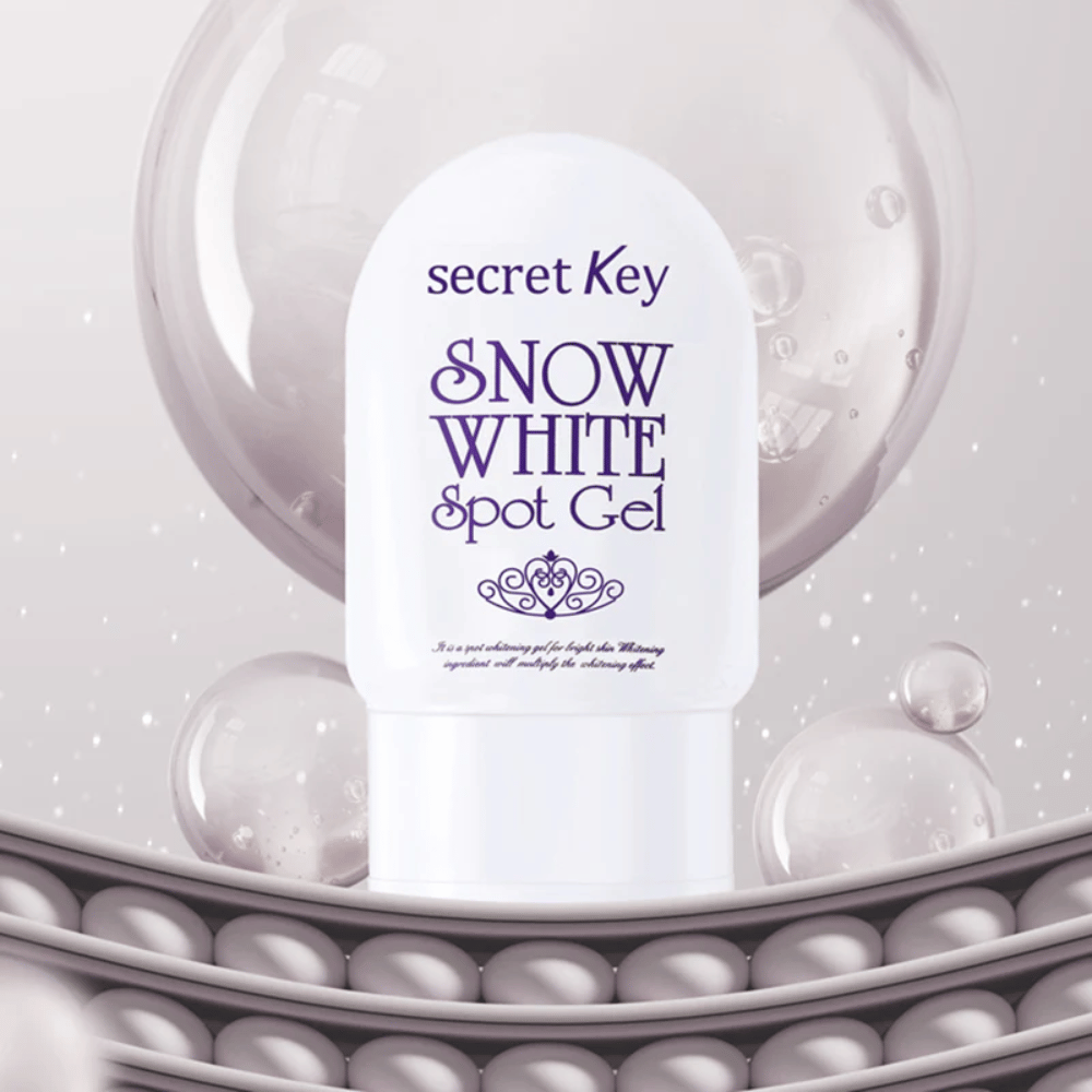 Secret Key Snow White Spot Gel σε λευκή συσκευασία με φόντο με φυσαλίδες και λεπτομέρειες που μοιάζουν με μαργαριτάρια.