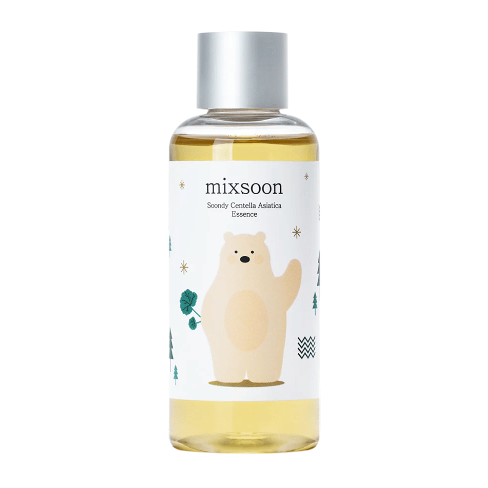 Εικόνα προϊόντος του Mixsoon Soondy Centella Asiatica Essence σε διάφανο μπουκάλι με εικονογράφηση αρκούδας, σε λευκό φόντο.