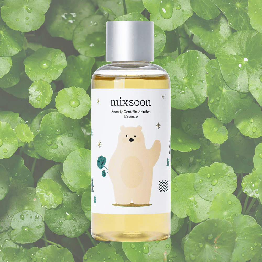 Mixsoon Soondy Centella Asiatica Essence μπουκάλι με εικονογράφηση αρκούδας, σε φόντο πράσινων φύλλων centella.