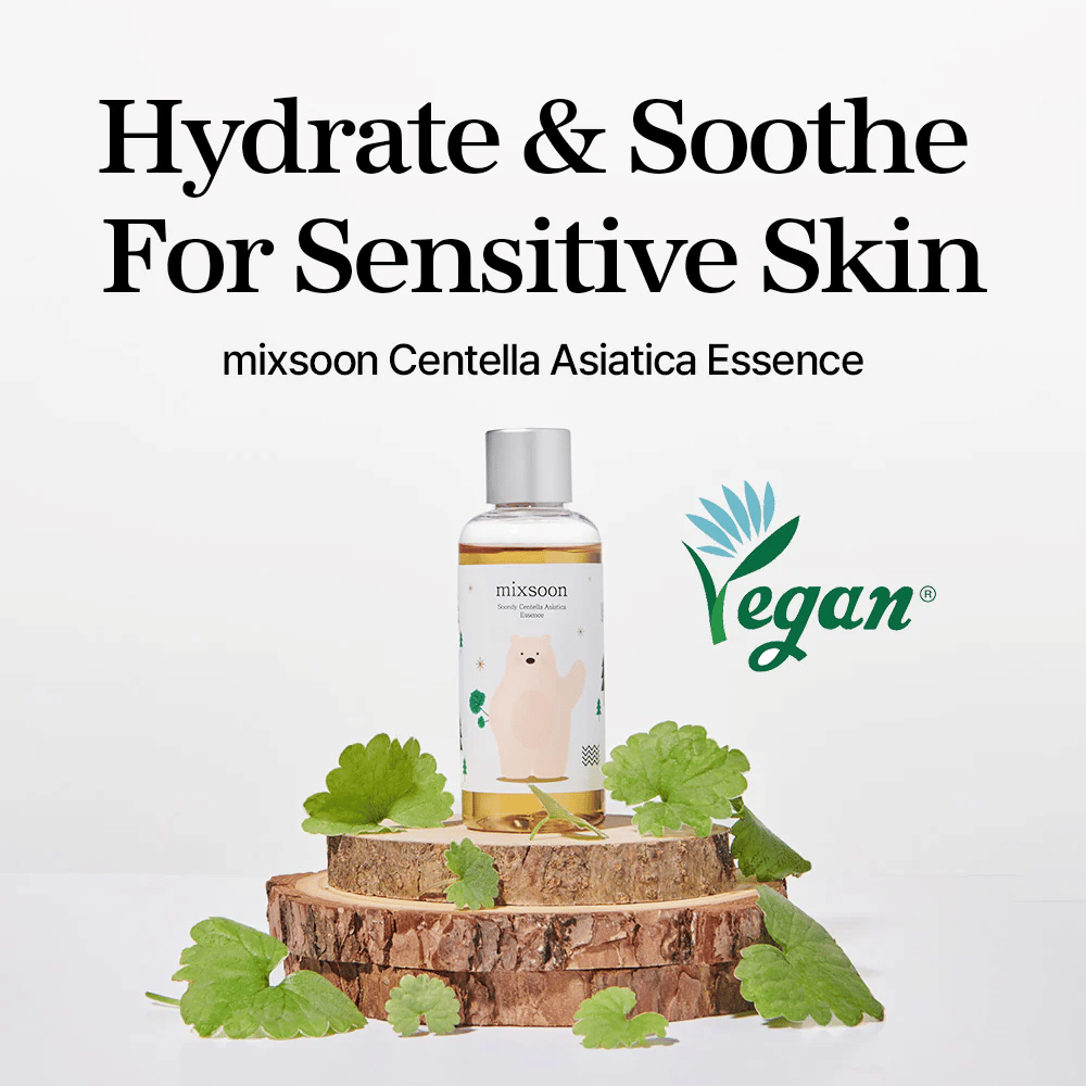 Mixsoon Centella Asiatica Essence με σήμανση vegan, μπουκάλι τοποθετημένο σε ξύλινη πλάκα με πράσινα φύλλα, κείμενο "Ενυδάτωση & Καταπράυνση για Ευαίσθητο Δέρμα".