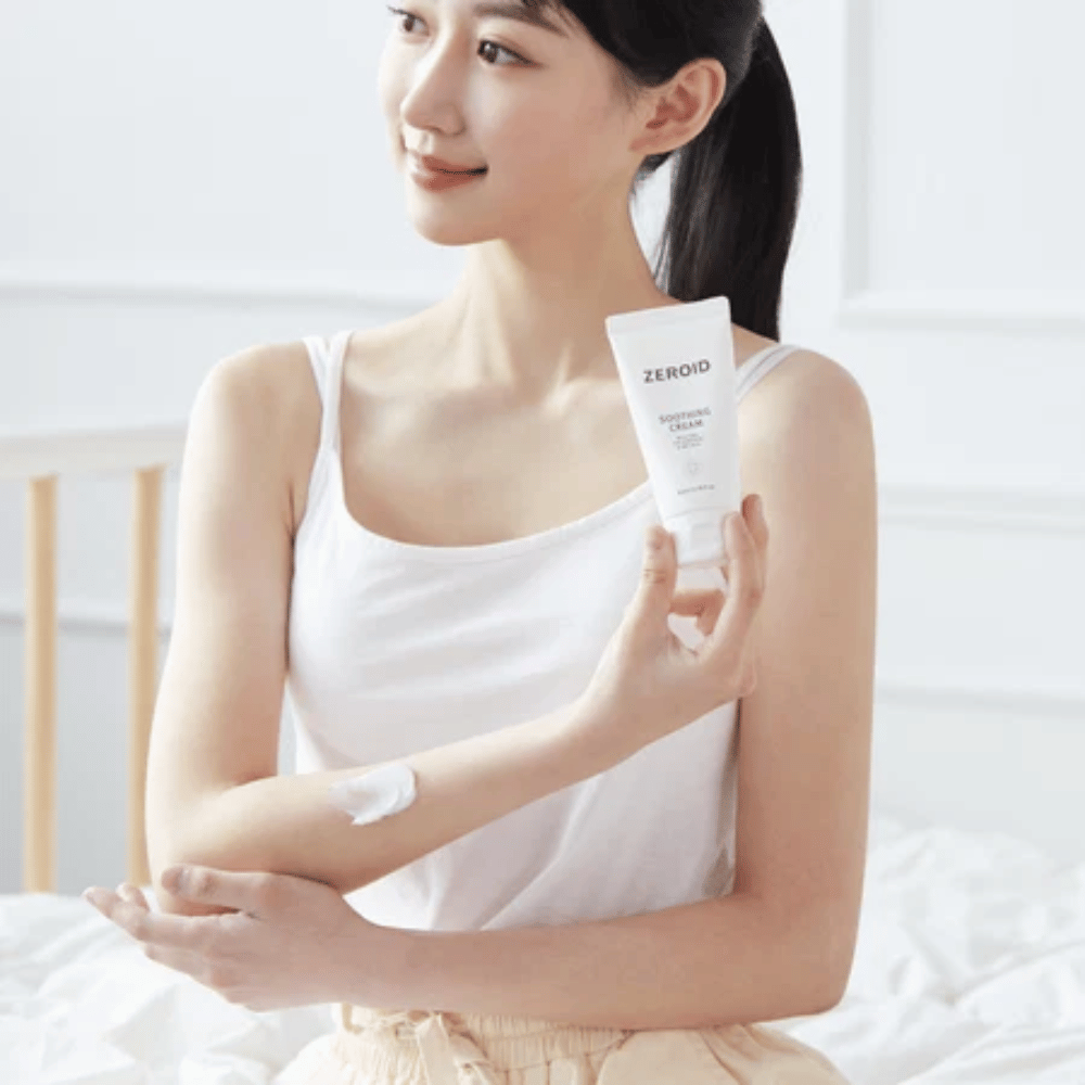 Άτομο εφαρμόζει ZEROID Soothing Cream στο χέρι για να καταπραΰνει την ξηρή και ευαίσθητη επιδερμίδα