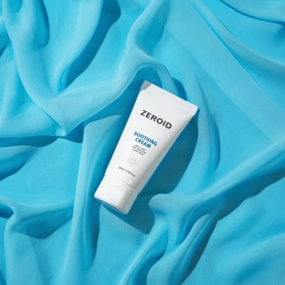 ZEROID Soothing Cream σε μπλε φόντο που ενισχύει τον φραγμό της επιδερμίδας και ενυδατώνει την ευαίσθητη επιδερμίδα