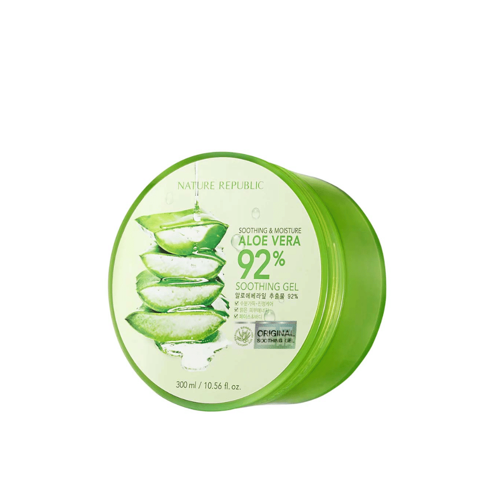 Ένα πράσινο στρογγυλό δοχείο με Nature Republic Aloe Vera 92% Soothing Gel. Η συσκευασία δείχνει μια εικόνα από φύλλα αλόης και κείμενο που περιγράφει τις καταπραϋντικές και ενυδατικές ιδιότητες του προϊόντος. Το περιεχόμενο είναι 300 ml (10.56 fl. oz).