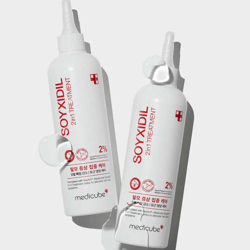 Δύο μπουκάλια του Medicube Soyxidil 2in1 Treatment με σαφές κείμενο "2% SoyAct™ Solution". Φροντίδα κατά της τριχόπτωσης και της ξηρής κεφαλής.
