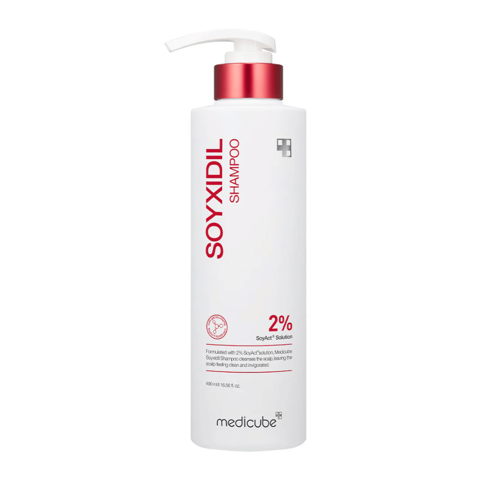 Εικόνα προϊόντος του Medicube Soyxidil Shampoo σε λευκό μπουκάλι με κόκκινη αντλία – περιέχει 2% SoyAct™ Solution για πιο δυνατά μαλλιά και μειωμένη απώλεια μαλλιών.