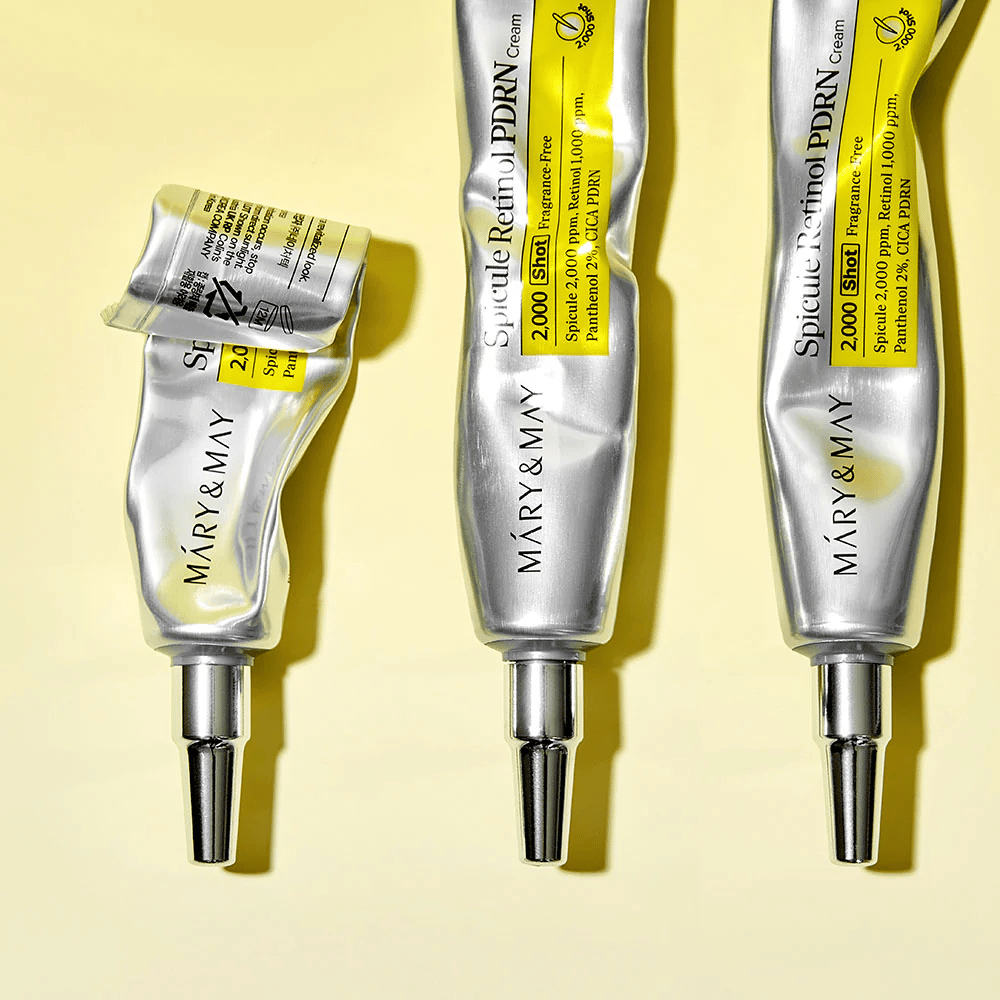 MARY & MAY Spicule Retinol PDRN Cream με ορατή χρήση σε σωληνάριο, δείχνει τη συνοχή της κρέμας και τον στοχευμένο εφαρμοστή για ακριβή εφαρμογή στο δέρμα.