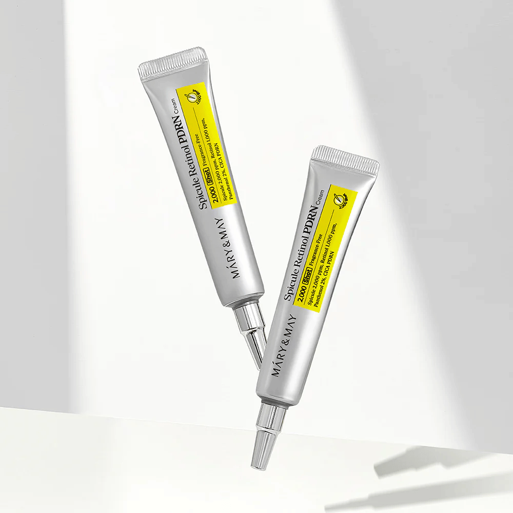 Δύο σωληνάρια του MARY & MAY Spicule Retinol PDRN Cream σε ανοιχτό φόντο, μια εντατική νυχτερινή κρέμα με spicule και ρετινόλη για ανανέωση δέρματος και βελτιωμένη υφή δέρματος.