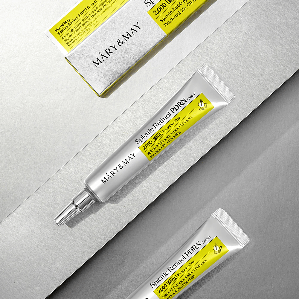 MARY & MAY Spicule Retinol PDRN Cream σε σωληνάριο και συσκευασία σε ανοιχτό φόντο, μια ενεργή κρέμα προσώπου με ρετινόλη, τεχνολογία spicule και PDRN για βελτιωμένη υφή δέρματος και ανανέωση δέρματος.