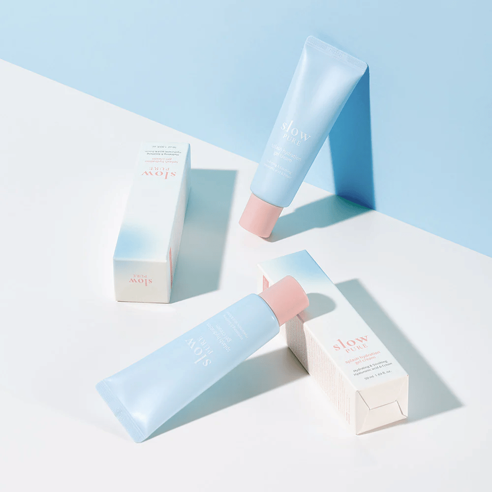 Πολλοί σωλήνες Slow Pure Splash Hydration Gel Cream με συσκευασία σε ανοιχτό μπλε και λευκούς τόνους.